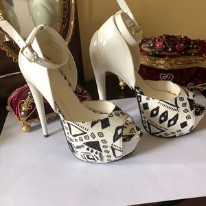 Ultimate high heel platform black/white size 5.5